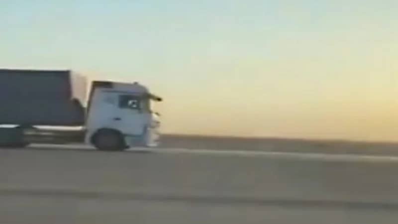بالفيديو.. شاحنة تسير عكس الاتجاه على طريق الرياض_القصيم 