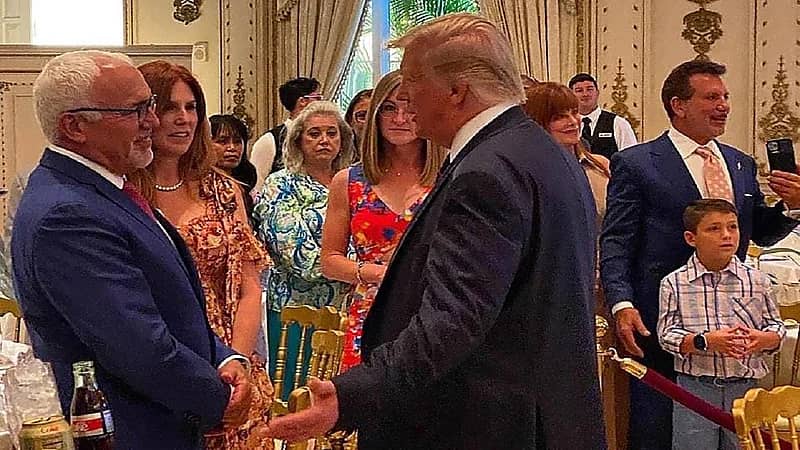 شاهد.. ترامب يحتفل مع عائلته ويقيم لهم مأدبة غداء في فلوريدا