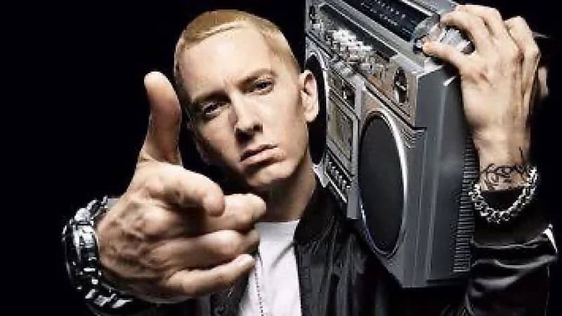 إمينيم: ترامب يغازل قاعدته الشعبية ولا يهتم بمصالحه