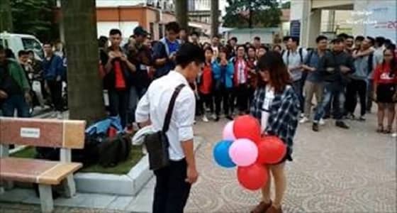 بالفيديو.. شاب يضع فتاة بموقف محرج في المدرسة