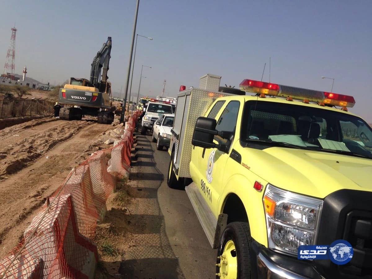 بالصور.. إصابة شخص سقط بسيارته داخل حفريات بالطائف