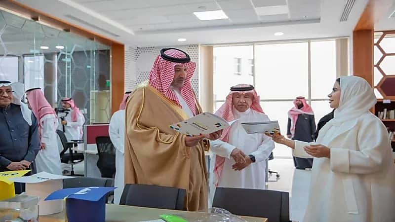 جولة للأمير فيصل بن سلمان في مكتبة الملك عبد العزيز بالرياض .. فيديو