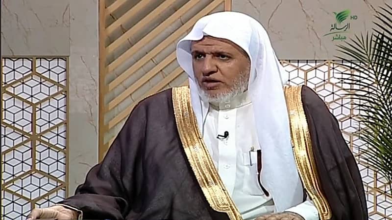 إذا وعدت امرأة بائعا بالشراء منه ثم وجدت ما أرادته أرخص في مكان آخر فهل تلتزم بوعدها؟