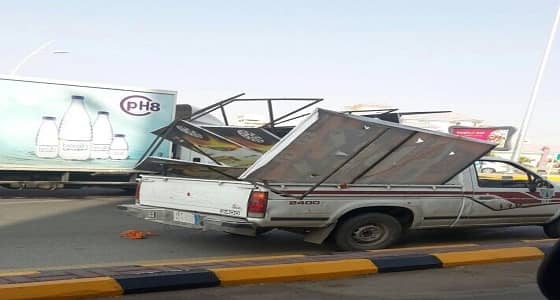 بلدية  " الرس " تزيل اللوحات العشوائية للحفاظ على المنظر العام