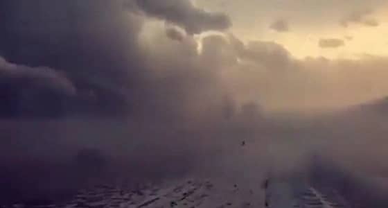 بالفيديو.. منظر مهيب لسحابة البرد شمال المجمعة