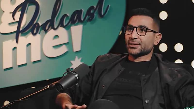 أحمد سعد يكشف عن سبب ارتدائه الحلق والقميص الشبك .. فيديو