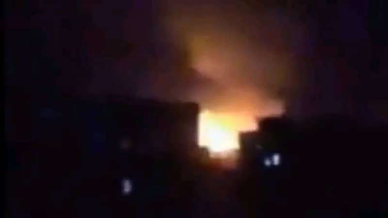 بالفيديو.. انفجارات لمواقع تخزين الصواريخ والأسلحة الحوثية في ‎صنعاء