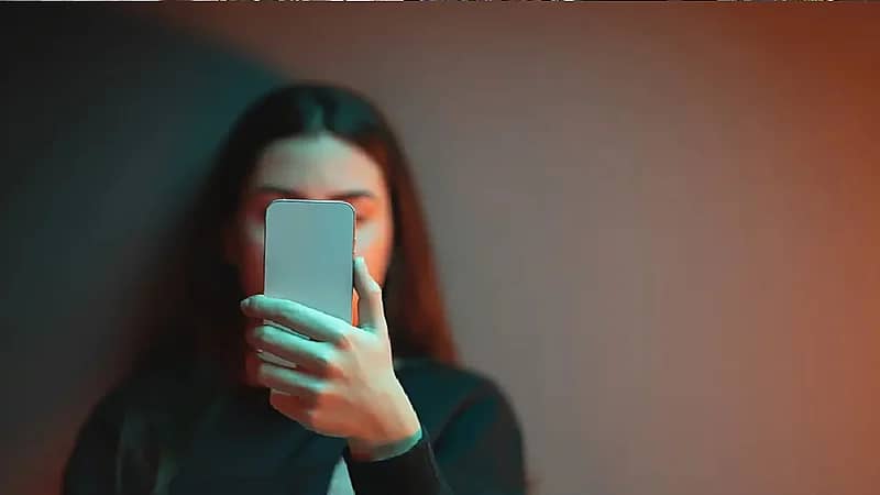 معاقبة شاب ابتز فاشنيستا وحاول تشكيك زوجها في سلوكها عبر واتساب