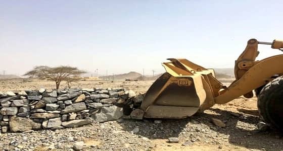 بالصور.. إزاحة تعديات بمساحة 400 ألف متر في محايل عسير