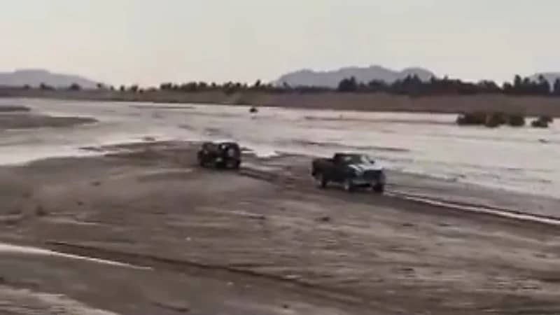 شاهد.. لحظة إنقاذ مركبة بسيول نجران