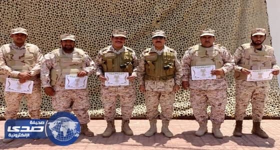 وزير الحرس يمنح نوط الشجاعة للمشاركين بالحد الجنوبي