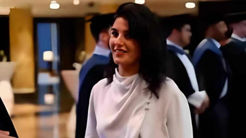 إطلالة مميزة للشيخة مرام آل خليفة خلال حفل تكريم زوجها