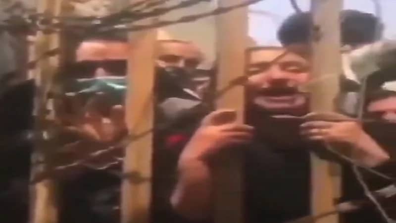 شاهد.. فتاة أفغانية تتوسل جنود أمريكا في مطار كابل