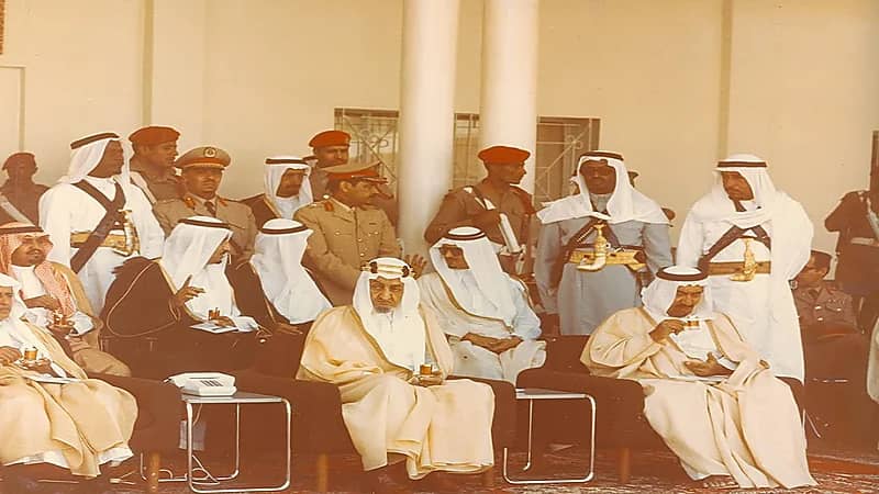 الكشف عن أسماء الأمراء المحاطين بالملك فيصل في صورة نادرة