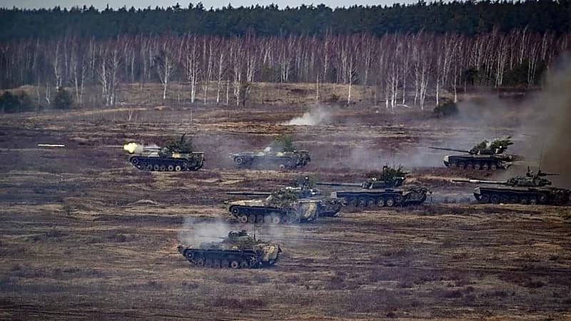 تقدم بعض الدبابات الروسية نحو العاصمة كييف