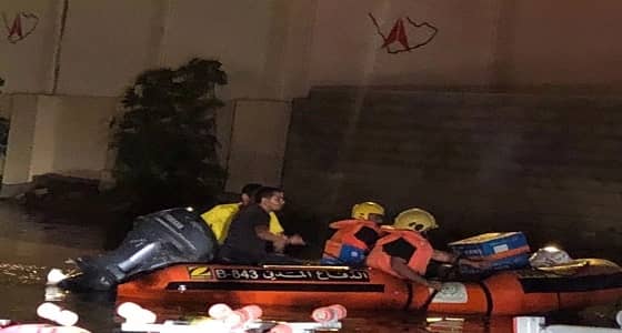بالصور.. أمطار عسير تحتجز شخصين.. ومدني خميس مشيط ينقذهما