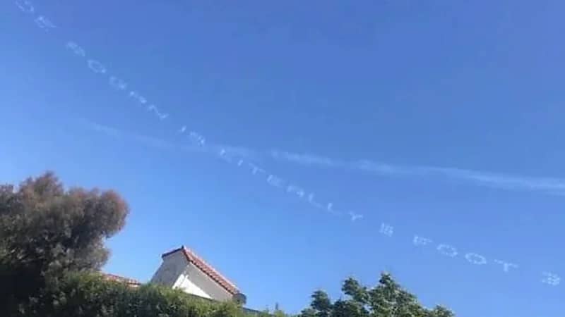 شاب يكتب بالسحب لطلب الزواج من فتاة