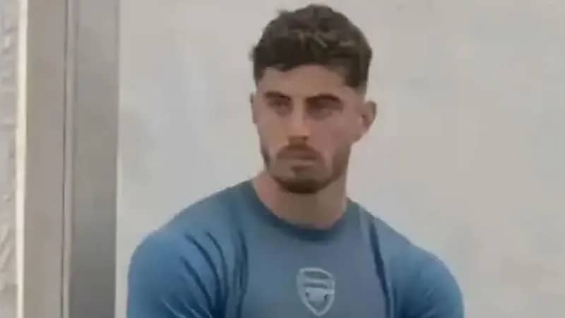 عضلات لاعب آرسنال تلفت الأنظار