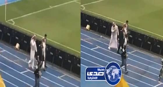بالفيديو.. جماهير النصر تلقي القوارير على رئيس الهلال أثناء نزوله إلى الملعب