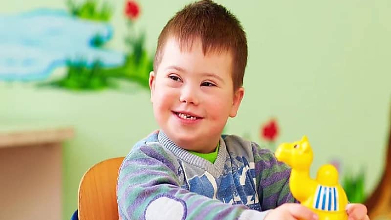 بالفيديو .. والد طفل من ذوي متلازمة داون يروي أغرب حالة شاهدها