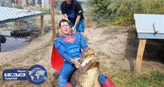 بالفيديو.. شاب بزي سوبر مان يقفز فوق تمساح ضخم