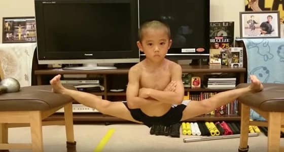 بالصور.. طفل لم يتجاوز الـ7 سنوات بلياقة بدنية مدهشة