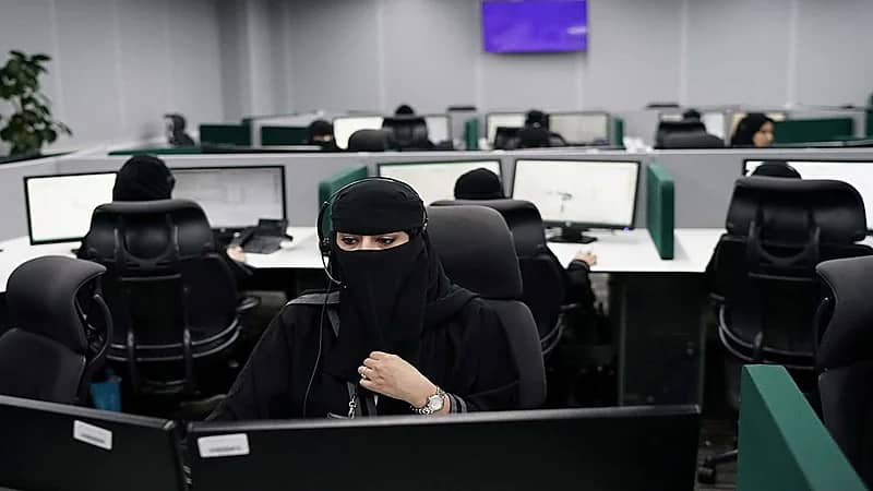 شركات تلزم السيدات بالتزين وخلع الحجاب.. و"الموارد البشرية" تتفاعل