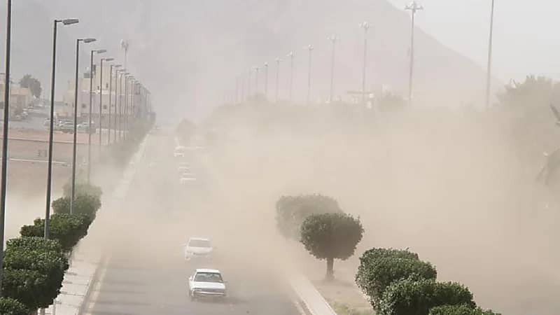 الطرق تحذر قائدي المركبات بطريق المهد_عفيف من عاصفة ترابية