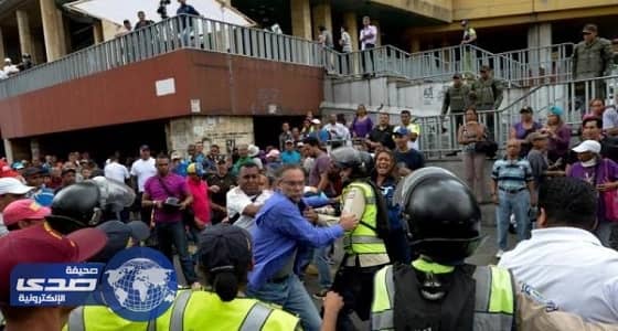 سكان سان فيليكس يرشقون رئيس فنزويلا بـ " البيض والحجارة "