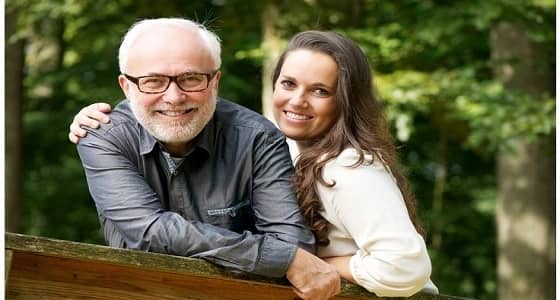 دراسة: الكثير من الرجال يفضلون الارتباط بصغيرات السن