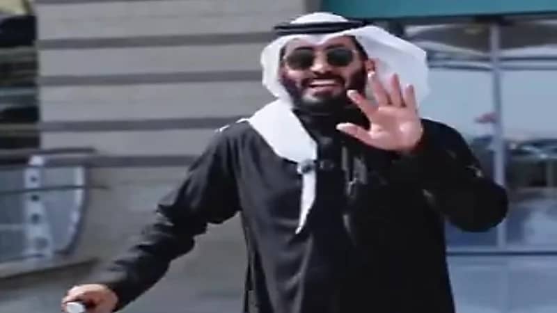 عبدالرحمن المطيري يفطر في أعلى طابق بمكة: "المنظر لا يوصف!"..فيديو