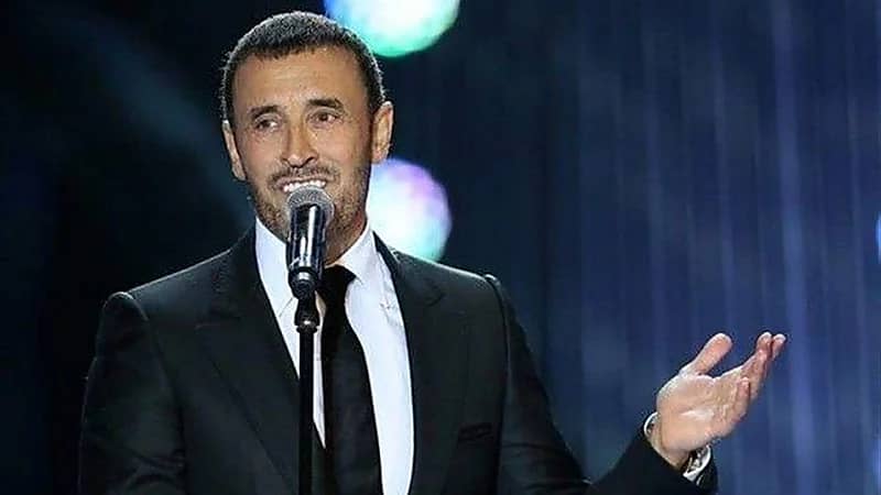 معجبة تطلب الزواج من كاظم الساهر في حفل غنائي بالقاهرة.. فيديو