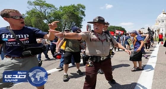 محتجون ينظمون مسيرات حاشدة ضد التطرف بأمريكا