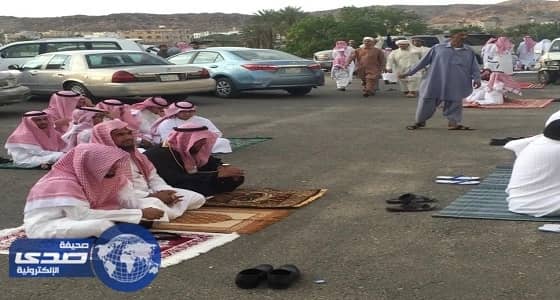 بالصور.. المصلون بالسيل الكبير يصلون على الأسفلت