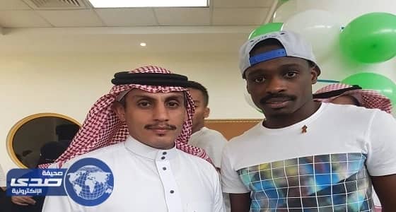 بالصور.. هوساوي والمؤشر يدونان " صدى " على شعار جمعية المعاقين