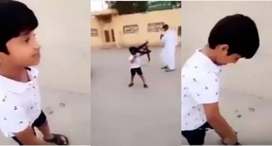 الشرطة تبحث عن أسرة الطفل حامل الرشاش وسط غضب المواطنين