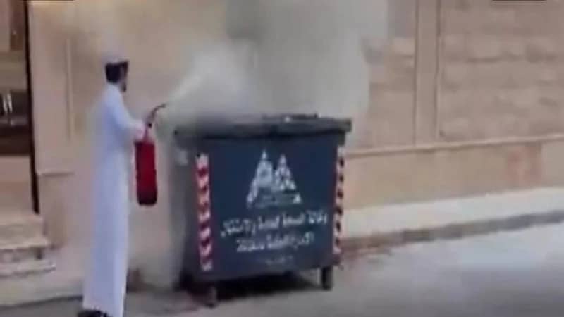 معلم يجازف بحياته لانقاذ مدرسة من حريق بحائل.. صور