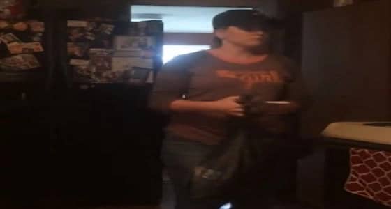 بالفيديو.. صبي ينفذ مقلبا مرعبا في والدته