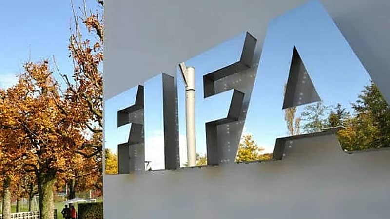فيفا يدرس إقامة المباريات المحلية في الخارج
