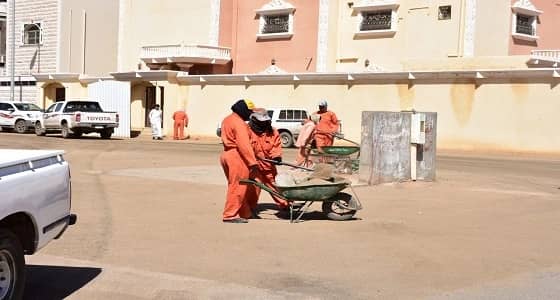 بالصور.. رئيس بلدية طريف العنزي نعمل على رفع مستوى النظافة في المحافظة