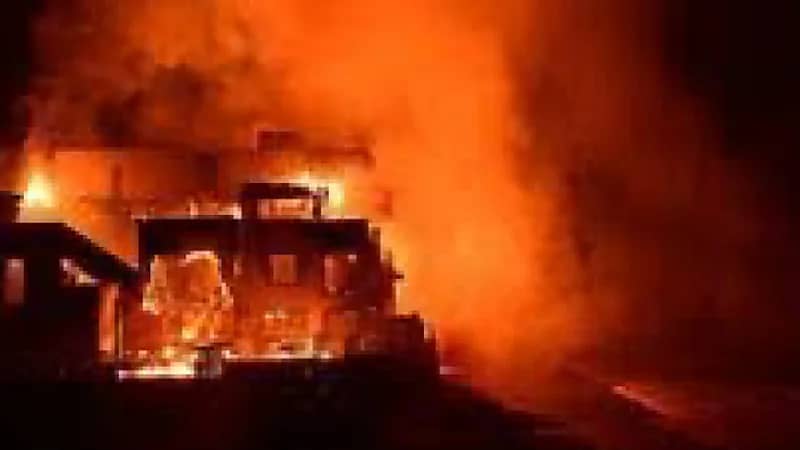 حريق ضخم يلتهم سفناً في السويس .. فيديو