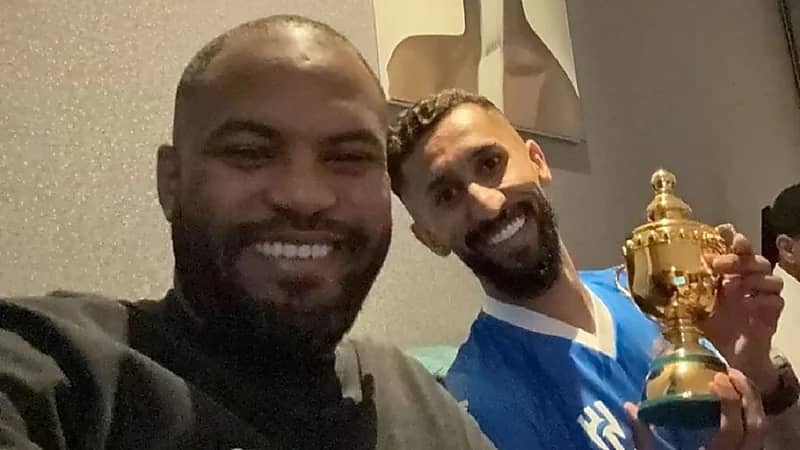 سلمان الفرج يهدي النسخة المُصغرة من كأس الدوري لنصراوي سابق .. فيديو