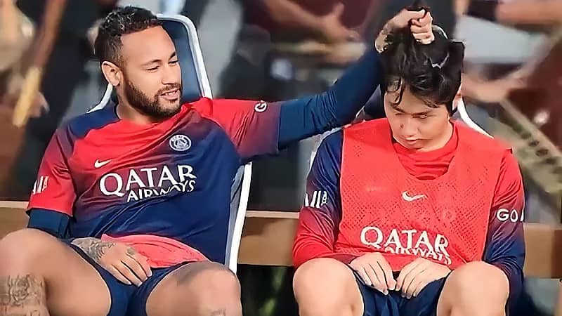 لقطة طريفة لـ نيمار وهو يمازح زميله كانج لي .. فيديو