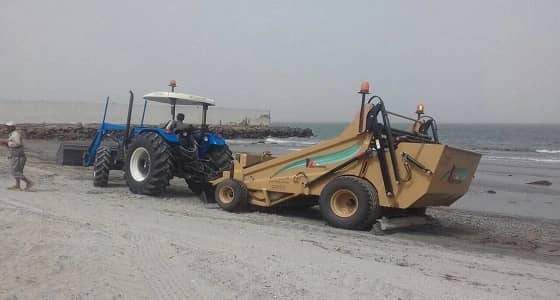 بالصور.. جهاز متطور بأمانة جازان لتنظيف الشواطئ صحيًا