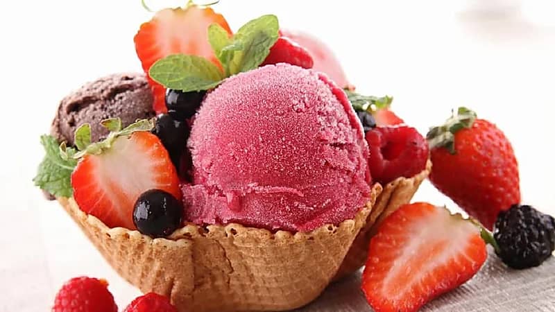 طائرة تهبط في موقف سيارات لرغبة الطيار في تناول الآيس كريم