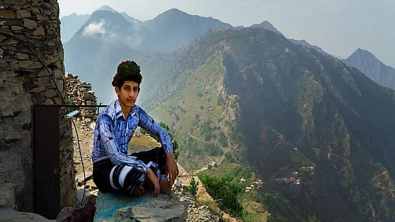 باحث يكشف سر وضع الزهور على رؤوس رجال "خولان"