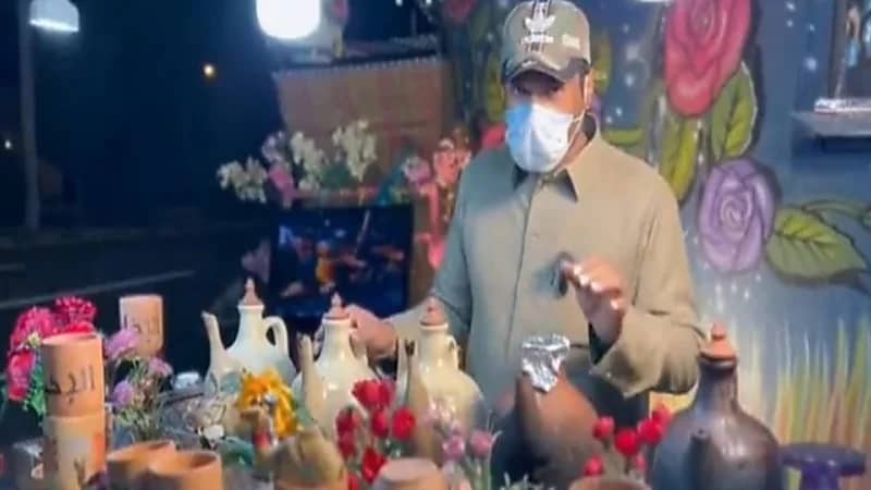 شاهد.. قصة مواطن من الطائف يبدع بطريقته في تقديم الشاي بالفخار