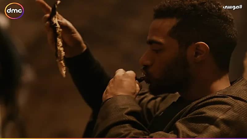 بالصور.. محمد رمضان يُشعل أحداث مسلسله "موسى"بـ"أكلة ثعابين"