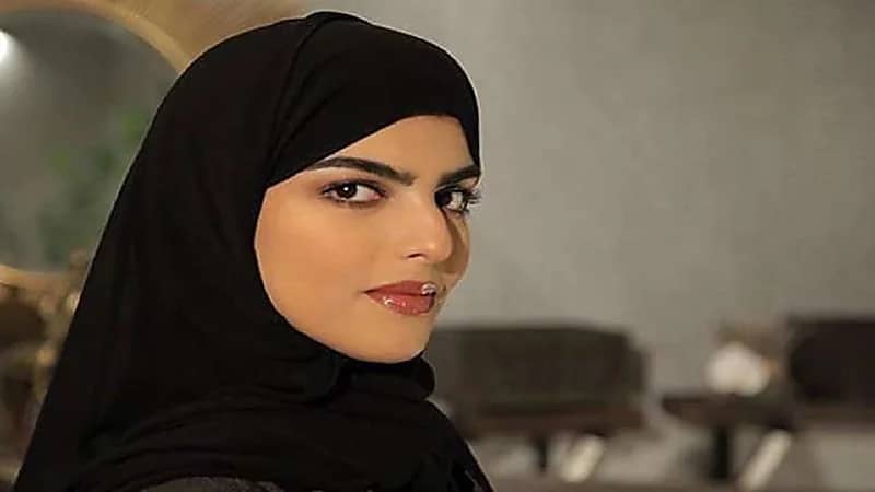 بالفيديو..سارة الودعاني تظهر بدون فلتر بعد التجميل في يوم التأسيس