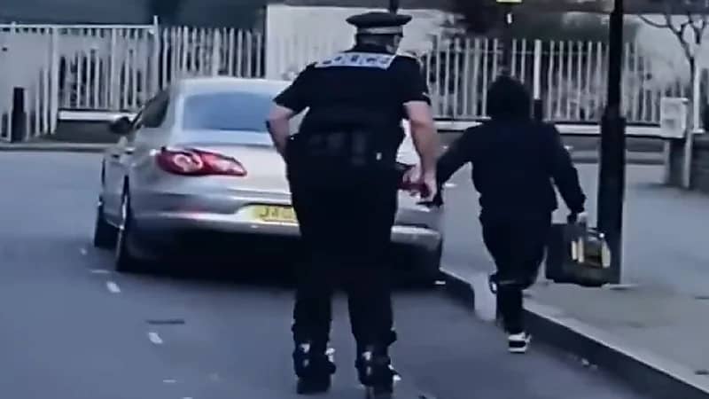 رجل شرطة بريطاني يطارد مجرم مرتديا حذاء تزلج .. فيديو